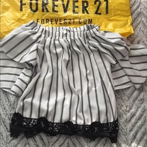 Women’s off shoulder Fiesta style top 💃🏼